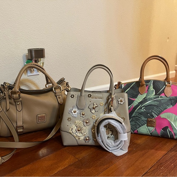 Dooney & Bourke beautiful hydrangea print wristlet pouch brand new with tags - Picture 11 of 12